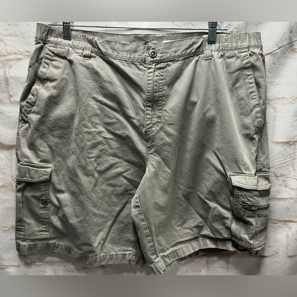 Columbia men’s khaki cargo shorts XL